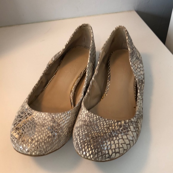 Neutral, metallic, snakeskin patterned flats - Picture 1 of 12
